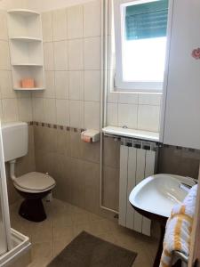 Koupelna v ubytování Apartments and rooms by the sea Barbat, Rab - 4973