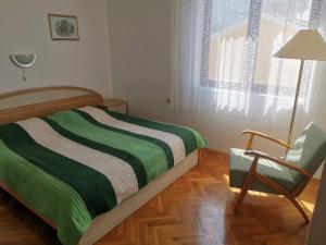 Postel nebo postele na pokoji v ubytování Apartments by the sea Barbat, Rab - 4975