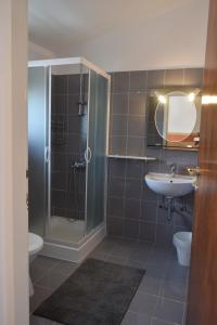 Koupelna v ubytování Apartments and rooms by the sea Barbat, Rab - 4973