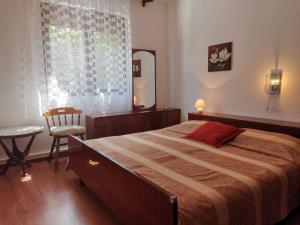 Postel nebo postele na pokoji v ubytování Apartments by the sea Barbat, Rab - 4975