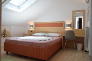Postel nebo postele na pokoji v ubytování Apartments and rooms by the sea Barbat, Rab - 4973