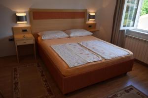Postel nebo postele na pokoji v ubytování Apartments and rooms by the sea Barbat, Rab - 4973