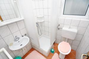 Ένα μπάνιο στο Apartments by the sea Barbat, Rab - 4993