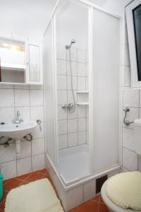 Ένα μπάνιο στο Apartments by the sea Barbat, Rab - 4993