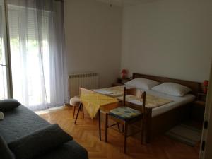 Ένα ή περισσότερα κρεβάτια σε δωμάτιο στο Apartments by the sea Barbat, Rab - 4993
