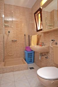 łazienka z toaletą, umywalką i wanną w obiekcie Apartments by the sea Zecevo Rtic, Rogoznica - 4839 w Rogoznicy
