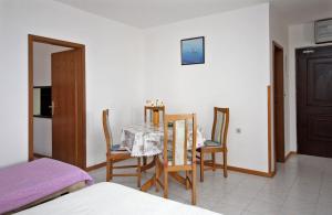 Pokój ze stołem, krzesłami i łóżkiem w obiekcie Apartments by the sea Zecevo Rtic, Rogoznica - 4839 w Rogoznicy