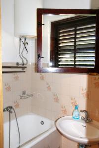 W łazience znajduje się umywalka, wanna i lustro. w obiekcie Apartments by the sea Zecevo Rtic, Rogoznica - 4839 w Rogoznicy