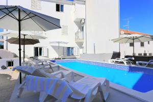Fotografia z galérie ubytovania Family friendly apartments with a swimming pool Podstrana, Split - 4859 v destinácii Podstrana
