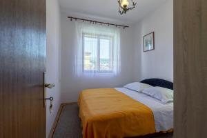 Posteľ alebo postele v izbe v ubytovaní Apartments and rooms with parking space Jelsa, Hvar - 4028