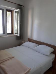 Posteľ alebo postele v izbe v ubytovaní Apartments and rooms with parking space Jelsa, Hvar - 4028