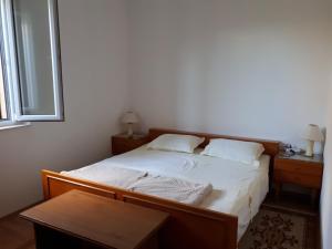 Posteľ alebo postele v izbe v ubytovaní Apartments and rooms with parking space Jelsa, Hvar - 4028