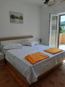 Posteľ alebo postele v izbe v ubytovaní Apartments and rooms with parking space Jelsa, Hvar - 4028