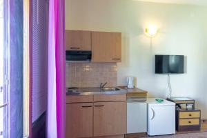 Kuchyňa alebo kuchynka v ubytovaní Apartments and rooms with parking space Jelsa, Hvar - 4028