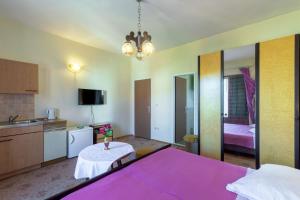 Posteľ alebo postele v izbe v ubytovaní Apartments and rooms with parking space Jelsa, Hvar - 4028