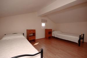 een slaapkamer met 2 bedden en een raam bij Apartments by the sea Duce, Omis - 4852 in Duće