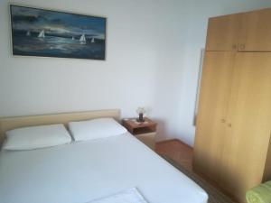Postel nebo postele na pokoji v ubytování Apartments by the sea Nemira, Omis - 4834
