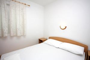 Postel nebo postele na pokoji v ubytování Apartments by the sea Kampor, Rab - 5059