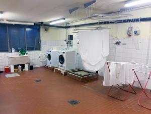 een wasruimte met 2 wasmachines en een wasmachine bij Cervinia Sky & Ski in Breuil-Cervinia