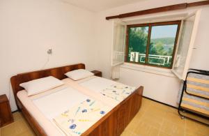 Postel nebo postele na pokoji v ubytování Apartments by the sea Necujam, Solta - 5186