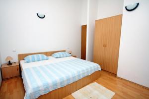 Posteľ alebo postele v izbe v ubytovaní Apartments by the sea Balica Rat, Omis - 4868