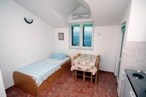 Posteľ alebo postele v izbe v ubytovaní Apartments by the sea Balica Rat, Omis - 4868