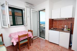 Kuchyňa alebo kuchynka v ubytovaní Apartments by the sea Balica Rat, Omis - 4868