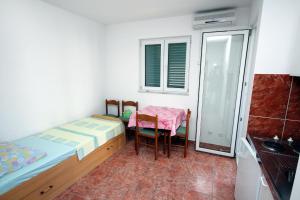 Posteľ alebo postele v izbe v ubytovaní Apartments by the sea Balica Rat, Omis - 4868