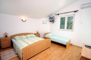 Posteľ alebo postele v izbe v ubytovaní Apartments by the sea Balica Rat, Omis - 4868