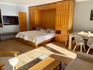 - une chambre avec un lit, un bureau et une table dans l'établissement Cervinia Sky & Ski, à Breuil-Cervinia