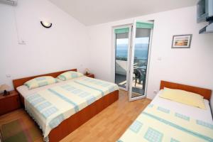 Posteľ alebo postele v izbe v ubytovaní Apartments by the sea Balica Rat, Omis - 4868