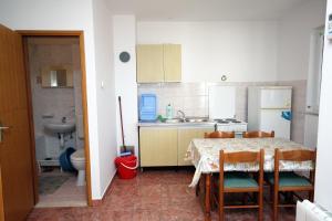 Kuchyňa alebo kuchynka v ubytovaní Apartments by the sea Balica Rat, Omis - 4868