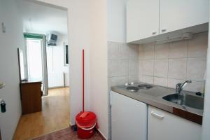 Kuchyňa alebo kuchynka v ubytovaní Apartments by the sea Balica Rat, Omis - 4868 + 37 fotografií