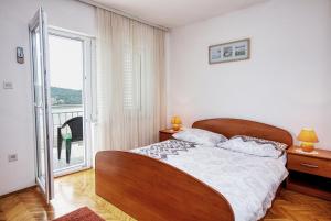 Postel nebo postele na pokoji v ubytování Apartments by the sea Tisno, Murter - 5130