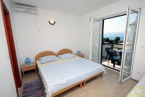 Posteľ alebo postele v izbe v ubytovaní Apartments by the sea Balica Rat, Omis - 4868