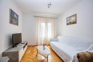 Postel nebo postele na pokoji v ubytování Apartments by the sea Tisno, Murter - 5130