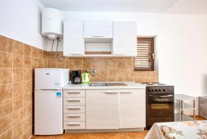 Kuchyň nebo kuchyňský kout v ubytování Apartments by the sea Tisno, Murter - 5130