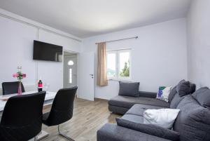 Posezení v ubytování Apartments by the sea Tisno, Murter - 5130