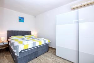 Postel nebo postele na pokoji v ubytování Apartments by the sea Tisno, Murter - 5130