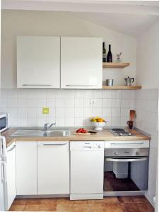 Ett kök eller pentry på Apartments with a parking space Maslinica, Solta - 5176