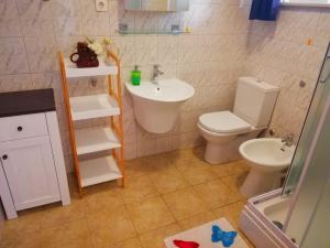 Koupelna v ubytování Apartments by the sea Rogac, Solta - 5166