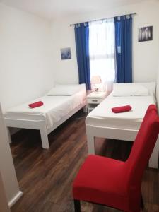 Postel nebo postele na pokoji v ubytování Apartments by the sea Rogac, Solta - 5166