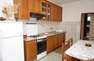 Kuchyň nebo kuchyňský kout v ubytování Apartments with a parking space Drvenik Gornja vala, Makarska - 4890
