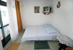 Postel nebo postele na pokoji v ubytování Apartments with a parking space Drvenik Gornja vala, Makarska - 4890