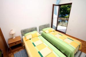 Postel nebo postele na pokoji v ubytování Apartments by the sea Necujam, Solta - 5162