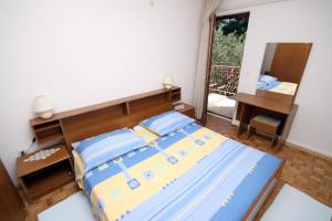 Postel nebo postele na pokoji v ubytování Apartments by the sea Necujam, Solta - 5162