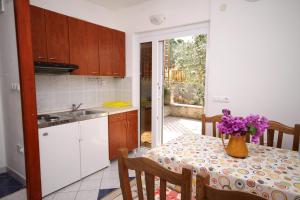 Kuchyň nebo kuchyňský kout v ubytování Apartments by the sea Necujam, Solta - 5162
