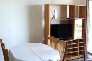 TV a/nebo společenská místnost v ubytování Apartments by the sea Necujam, Solta - 5162