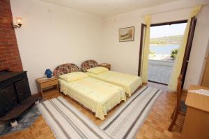 Postel nebo postele na pokoji v ubytování Apartments by the sea Necujam, Solta - 5162