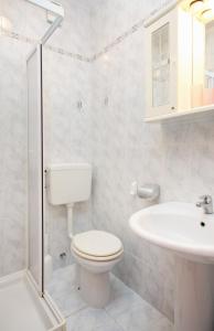 Ένα μπάνιο στο Apartments and rooms by the sea Supetarska Draga - Donja, Rab - 5033